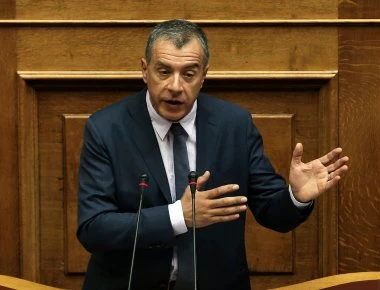 Η απάντηση του Θεοδωράκη στα σενάρια που τον θέλουν υποψήφιο δήμαρχο με τραγούδι του Βασίλη Καρρά (φώτο)